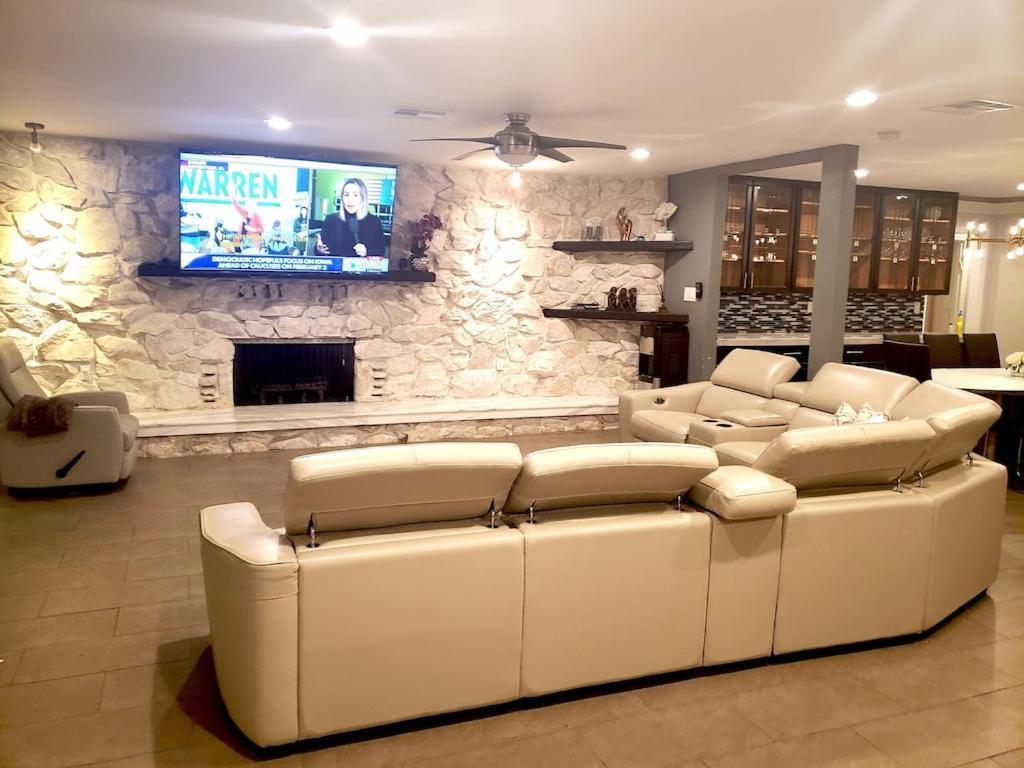 Luxury Villa Oasis: Private Pool, Waterfall Slide & Multi-Sport Paradise Las Vegas Exterior photo