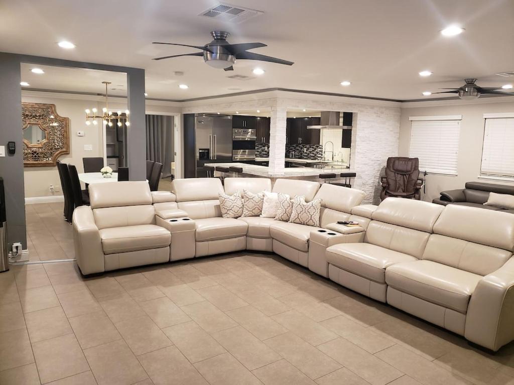 Luxury Villa Oasis: Private Pool, Waterfall Slide & Multi-Sport Paradise Las Vegas Exterior photo